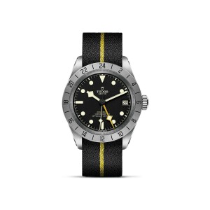 Montre TUDOR Black Bay Pro boîtier en acier 39 mm, bracelet en tissu noir avec bande jaune
