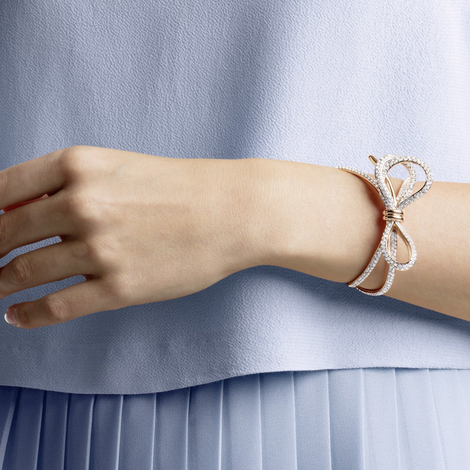 Bracelet manchette Swarovski Lifelong Bow métal doré rose et cristaux Swarovski Bracelet manchette Swarovski Lifelong Bow métal doré rose et cristaux Swarovski