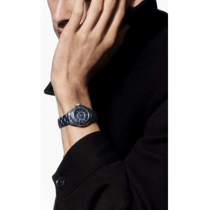 Montre CHANEL J12 Calibre 12.2, 33 mm cadran Bleu bracelet Acier/Céramique H11683
