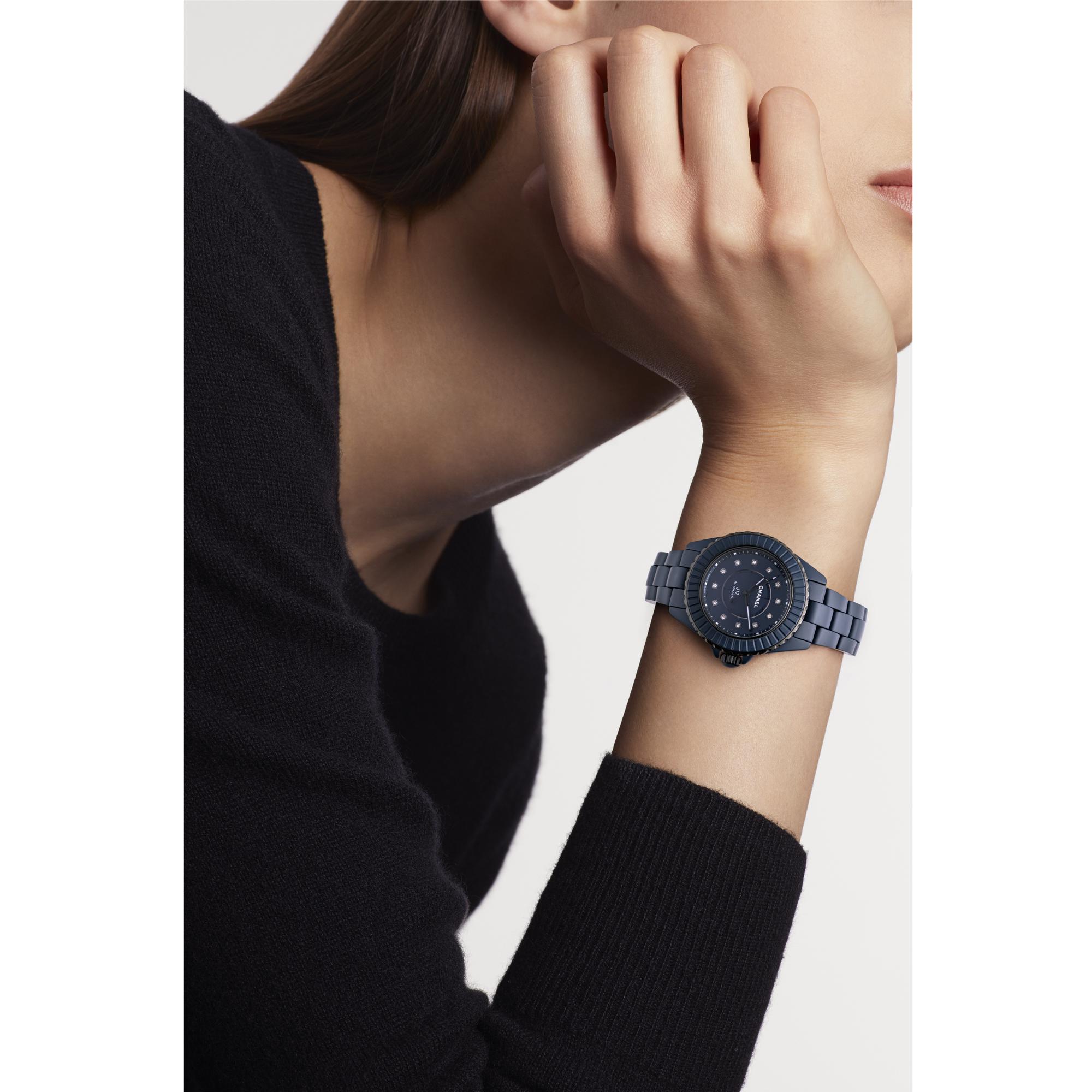 Montre CHANEL J12 Bleu Calibre 12.2, 33mm cadran Bleu bracelet Céramique H9657