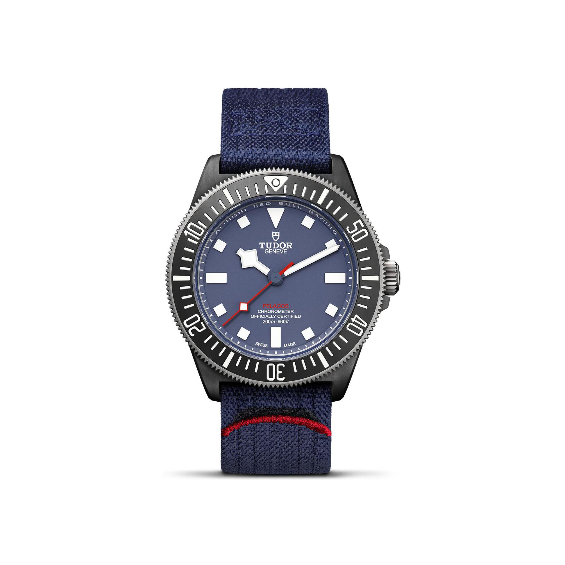 Montre TUDOR Pelagos FXD lunette en titane avec disque en composite de carbone noir, bracelet en tissu