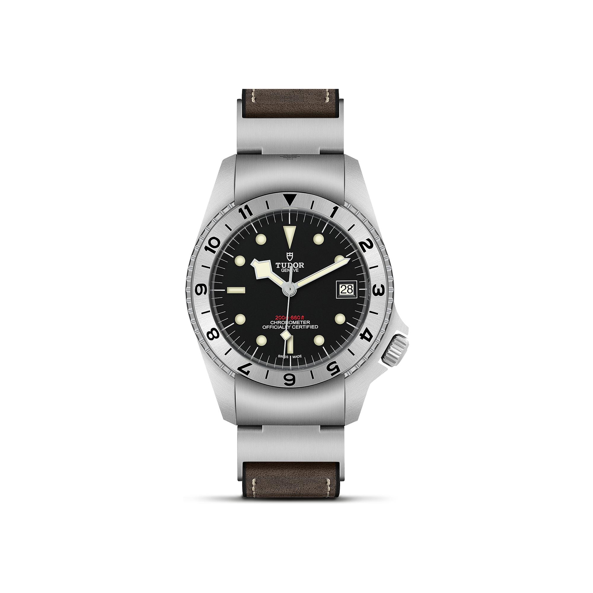 Montre TUDOR Black Bay P01 boîtier en acier 42 mm, bracelet en cuir brun