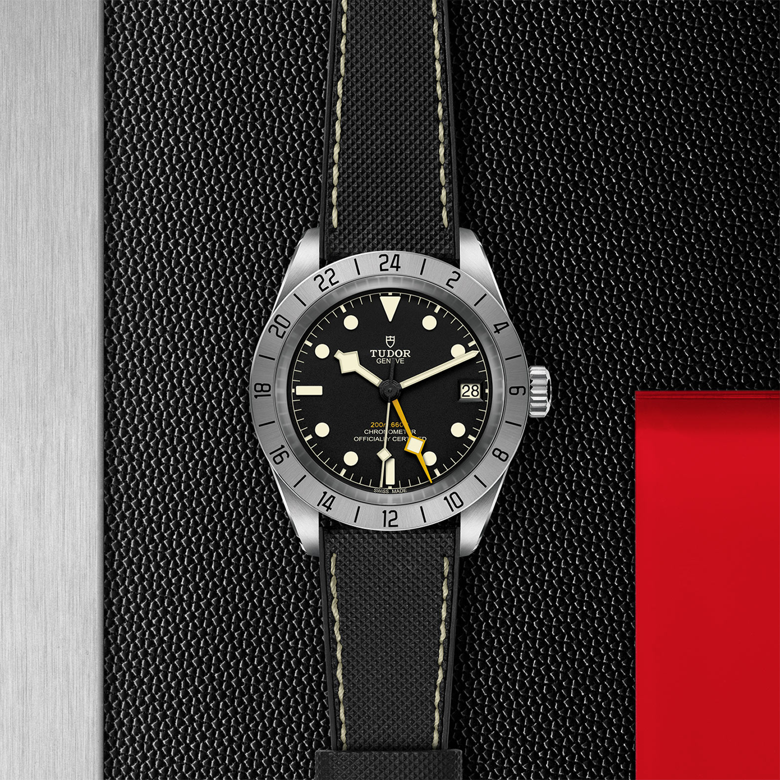 Montre TUDOR Black Bay Pro boîtier en acier 39 mm, bracelet hybride caoutchouc et cuir