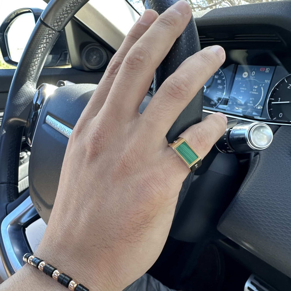 Bague Raynal en or jaune, diamants et vert