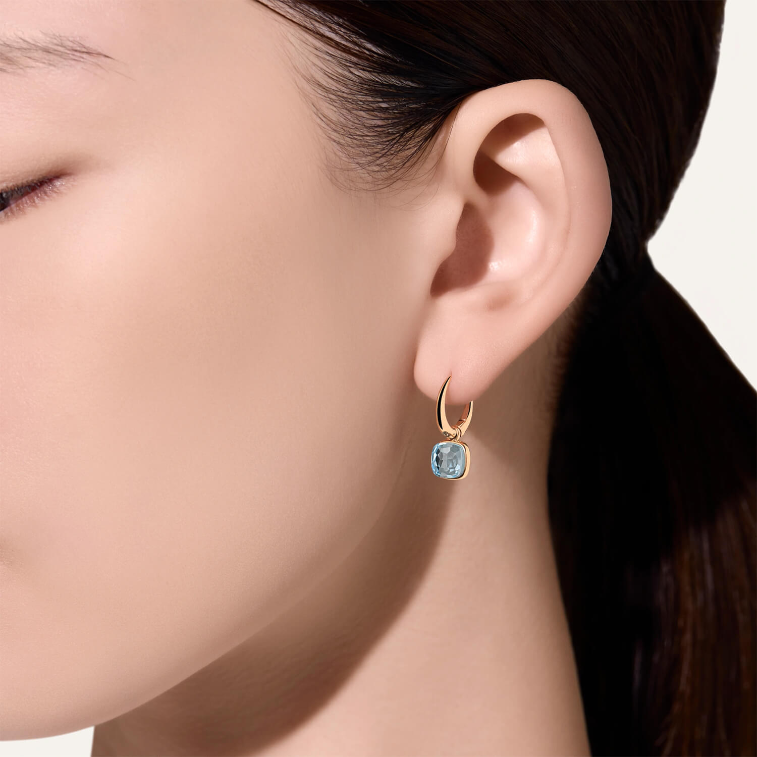 Boucles d'oreilles Pomellato Nudo Mini en or rose et topaze bleu ciel