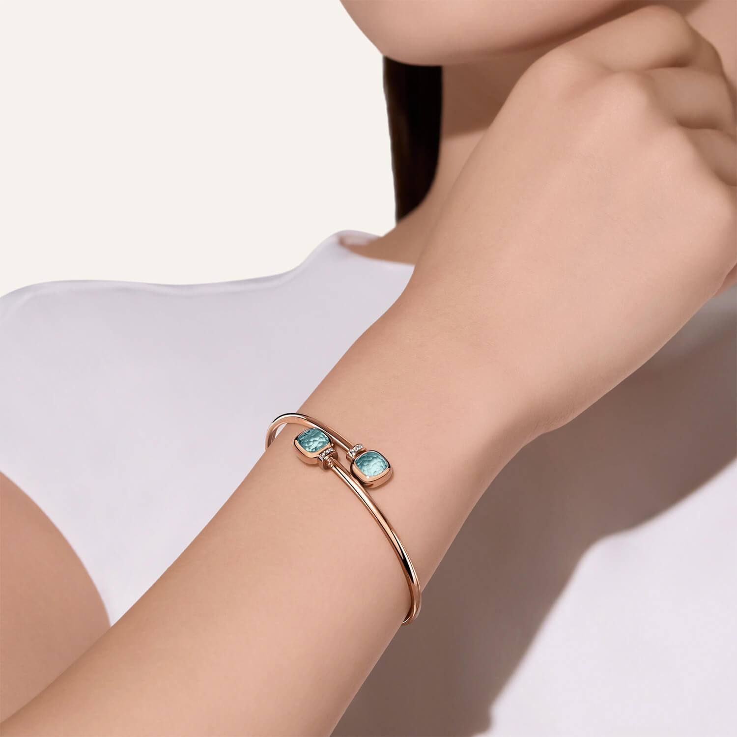Bracelet Pomellato Nudo Jonc Mini en or rose et blanc, topazes bleu ciel et diamants