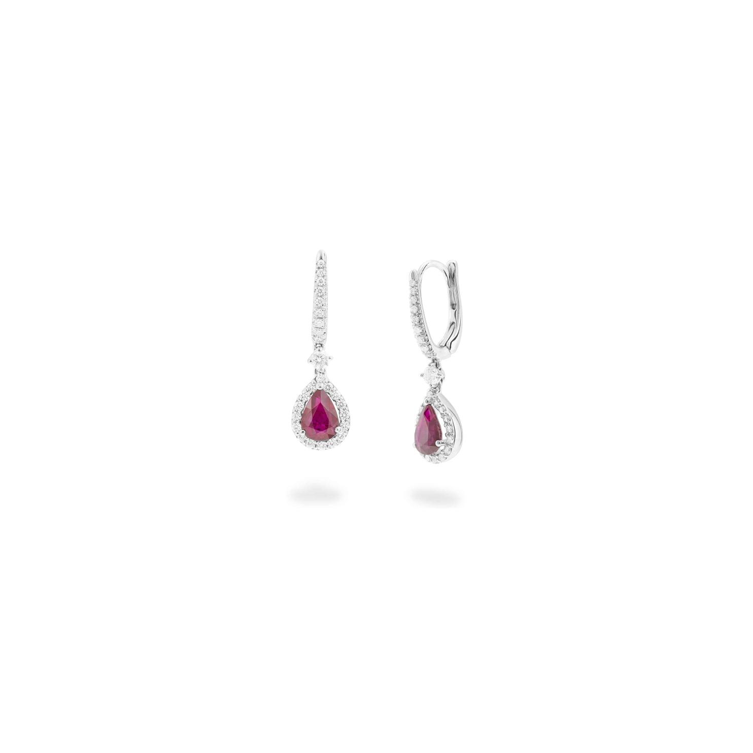 Boucles d'oreilles pendantes Raynal en or blanc, diamants et rubis