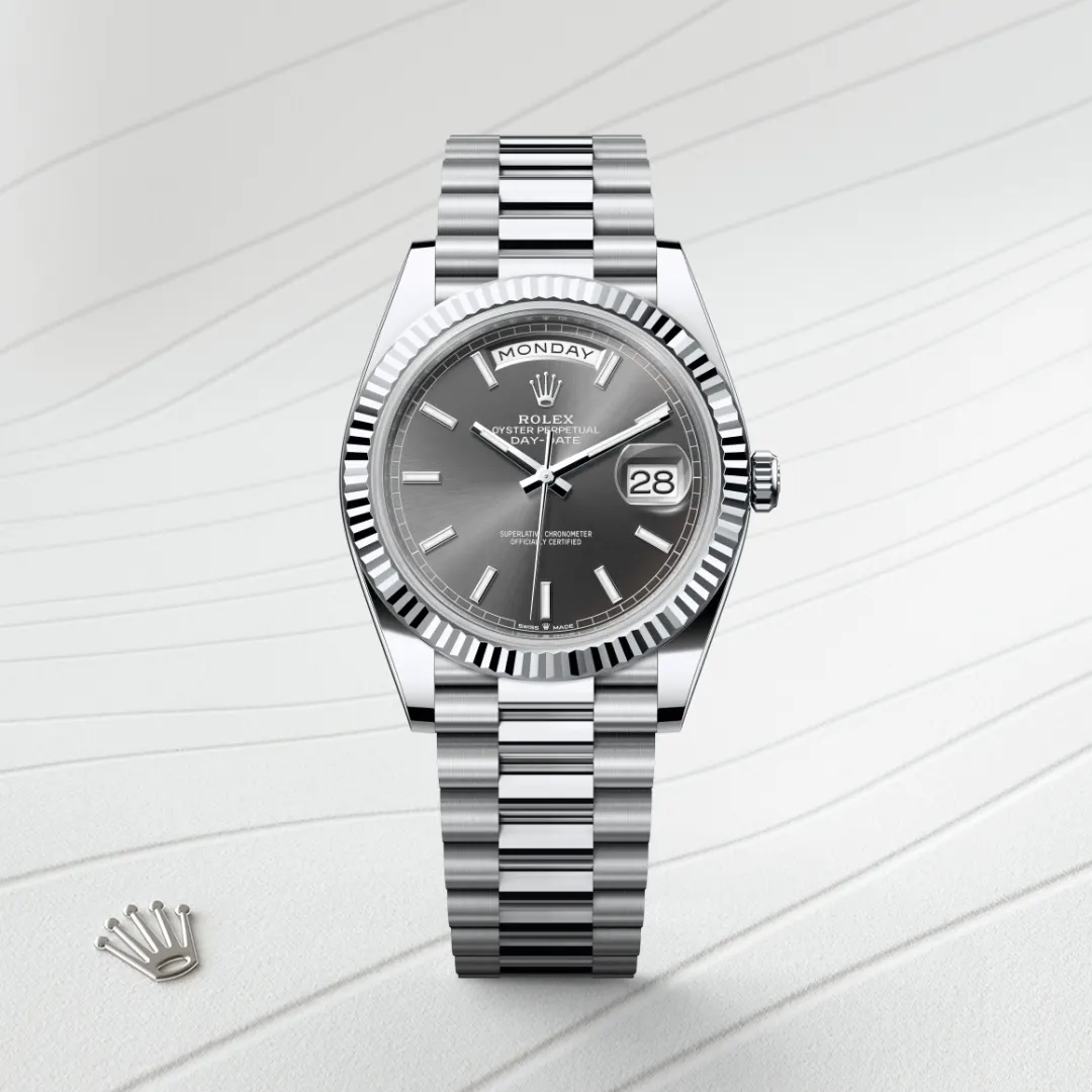 Rolex Day-Date 40 en Platine M228236-0013 chez Dubail
