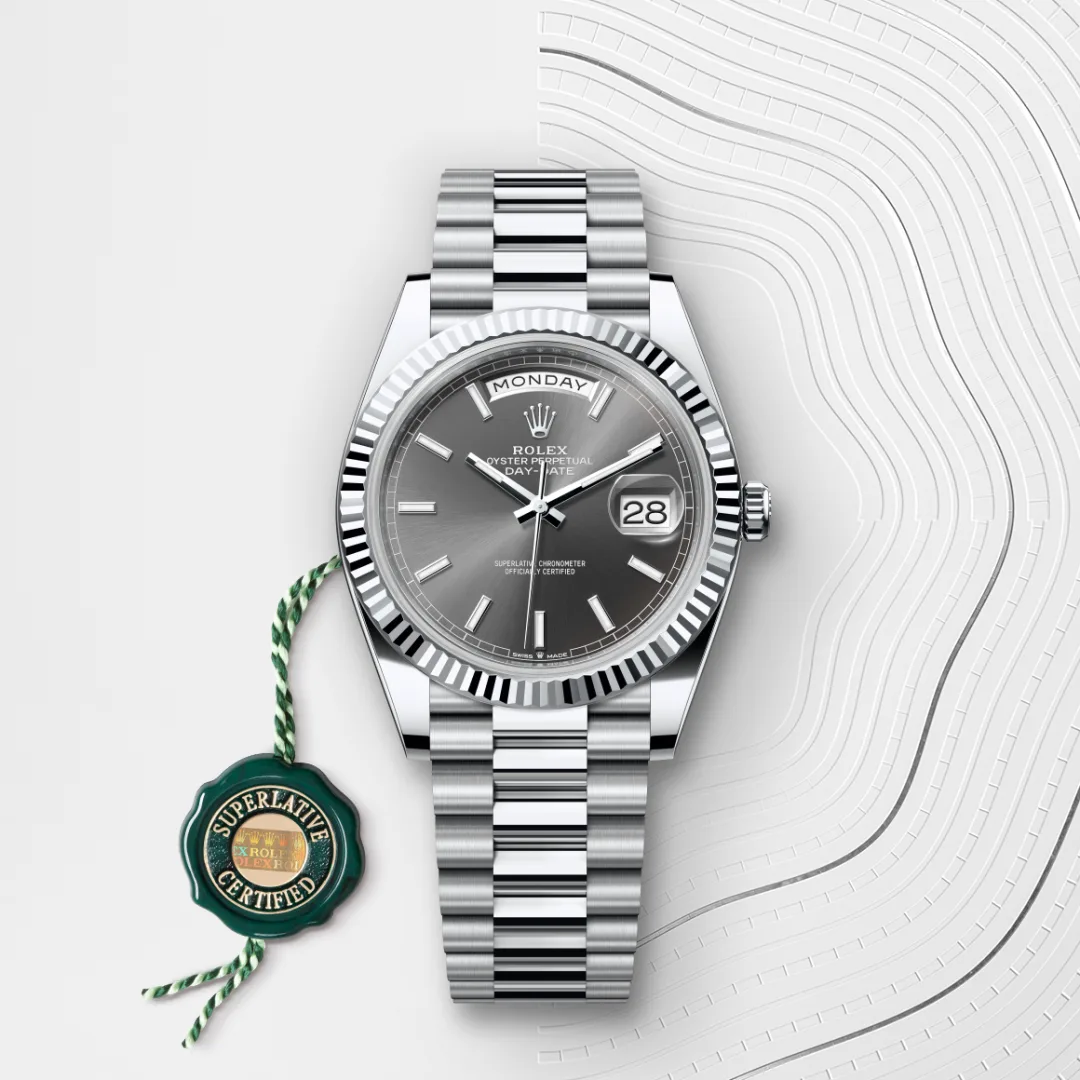Rolex Day-Date 40 en Platine M228236-0013 chez Dubail