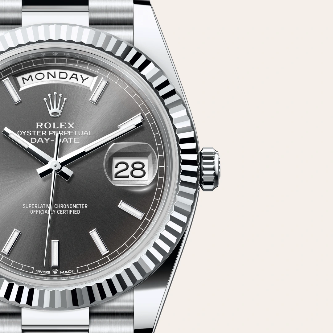 Rolex Day-Date 40 en Platine M228236-0013 chez Dubail