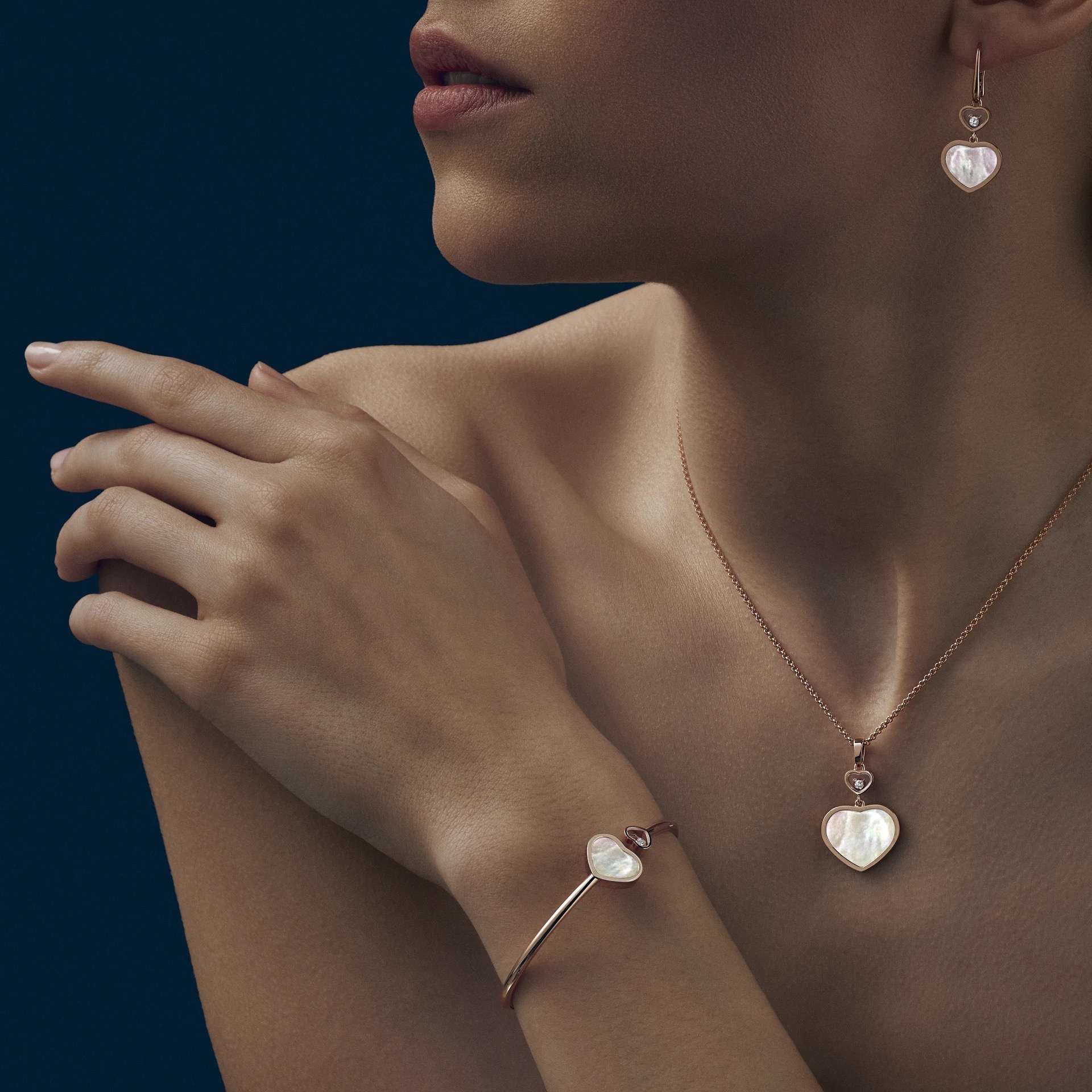 Boucles d’oreilles Happy Hearts de Chopard en or rose, diamants et nacre
