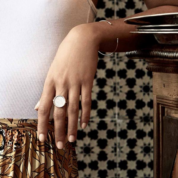 Disque en pierre naturelle sur une bague Ginette NY Disc Rings