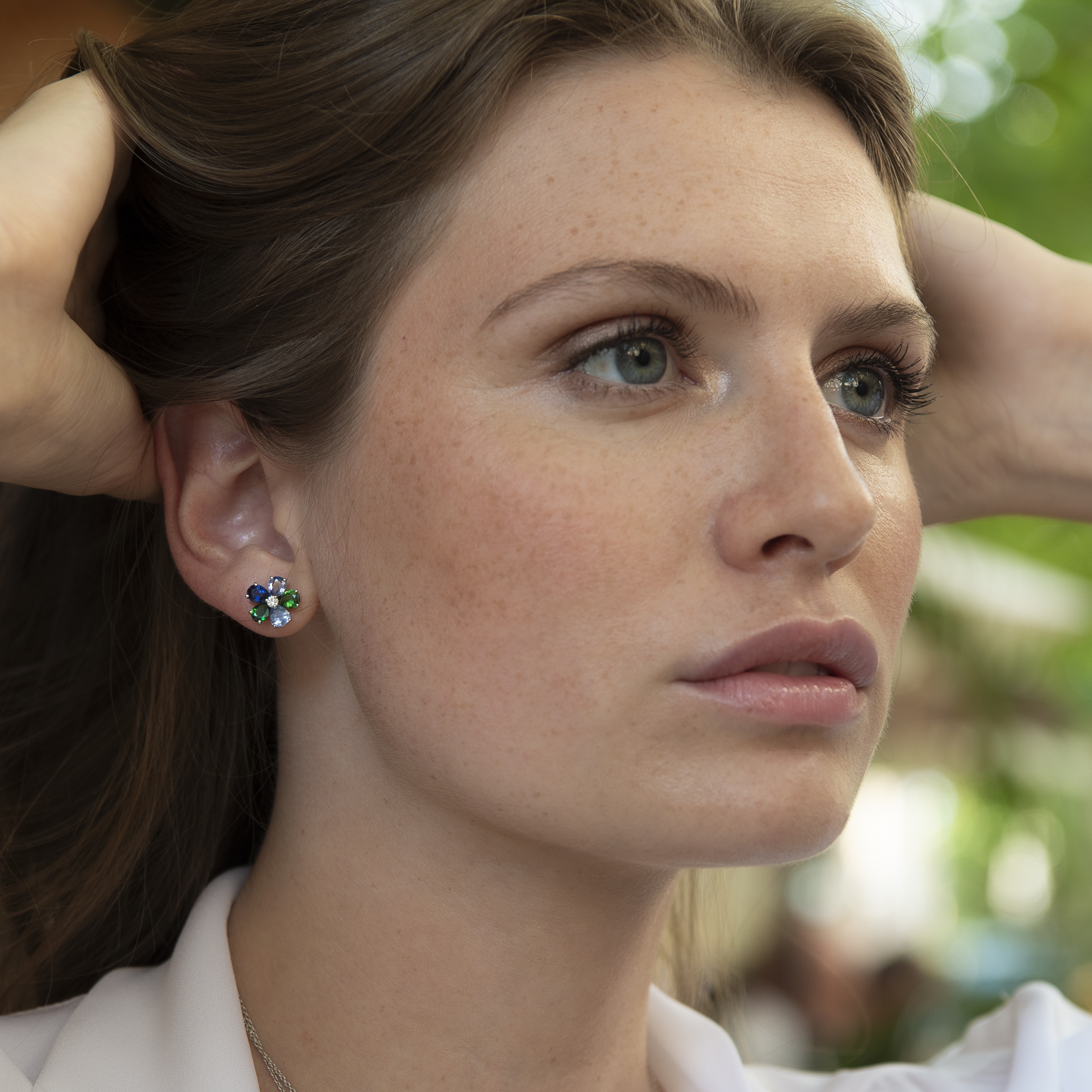 Boucles d'oreilles Raynal Fleur en or blanc diamant, saphirs et tsavorites