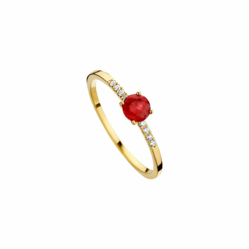 Bague avec motif en or jaune, rubis et diamants de 0.05ct