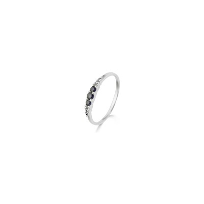 Bague en or blanc, diamants et saphir