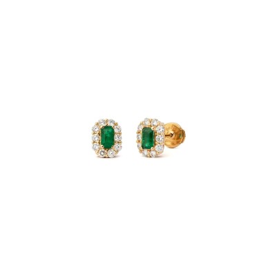 Boucles d’oreilles en or jaune serties griffes avec émeraudes 0,63 ct entourées de diamants 0,59 ct