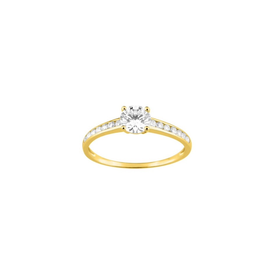 Bague en or jaune et oxyde de zirconium