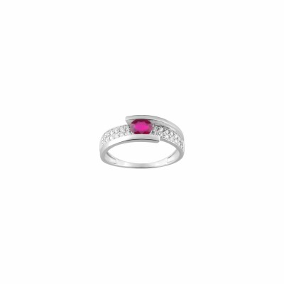 Bague en or blanc, rubis et oxydes de zirconium