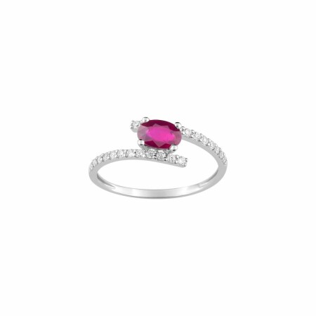 Bague en or blanc, rubis et oxydes de zirconium