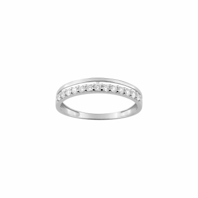 Bague en or blanc et oxydes de zirconium