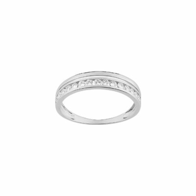 Bague en or blanc et oxydes de zirconium