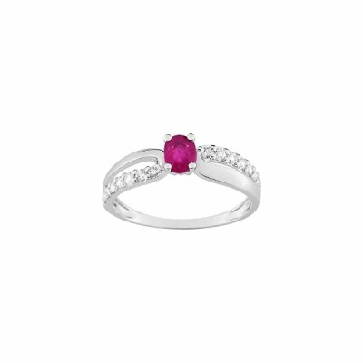 Bague en or blanc, rubis et oxydes de zirconium