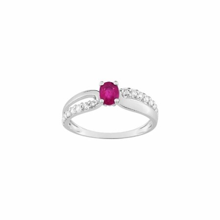 Bague en or blanc, rubis et oxydes de zirconium