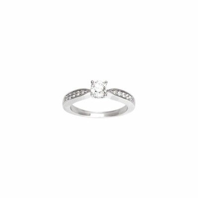 Bague en or blanc et oxydes de zirconium