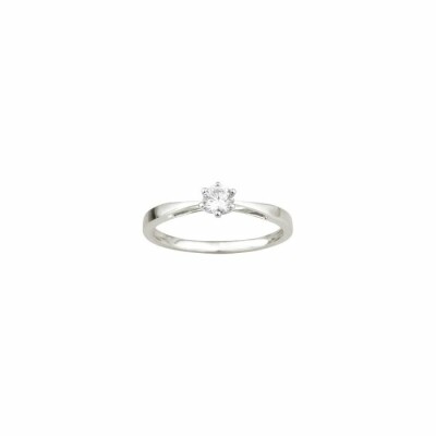 Bague en or blanc et oxydes de zirconium