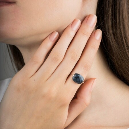 Bague Morganne Bello Friandise Coussin en or blanc et piétersites bleues