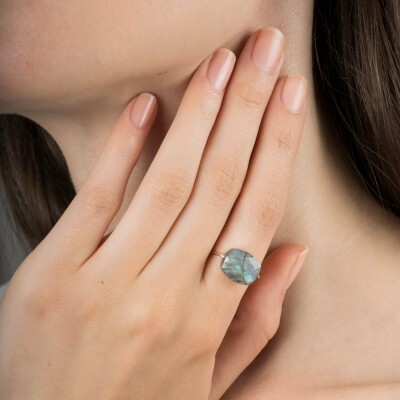 Bague Morganne Bello Friandise en or blanc et coussin labradorite