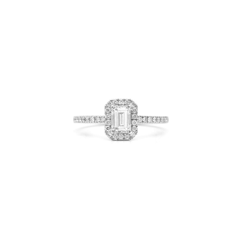 Bague Micropavée diamant taille émeraude certifié entourage diamants en or blanc