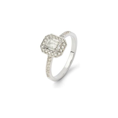 Bague en or blanc avec un diamant certifié taille émeraude (0,81 ct, E SI2) en pierre de centre, entouré de 34 diamants taille brillant