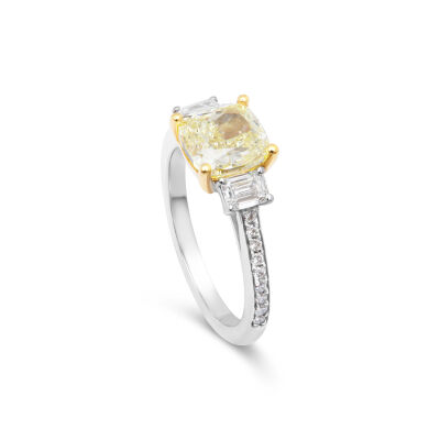 Bague Olympe en or blanc et jaune, diamant jaune taille coussin, diamants taille émeraude et diamants