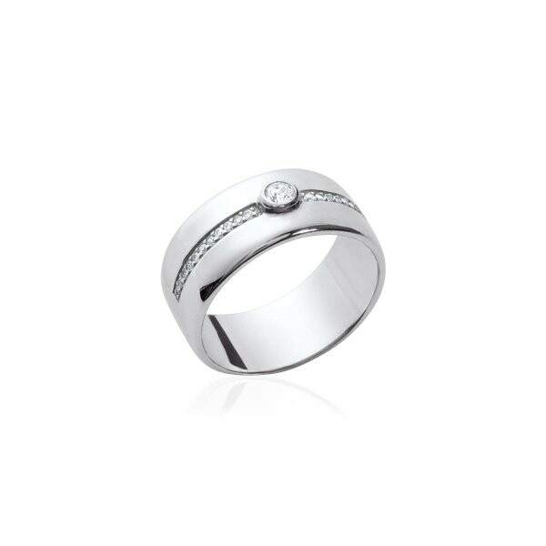 Bague en argent rhodié et oxydes de zirconium