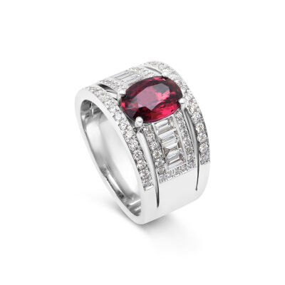 Bague Structure en or blanc, rubis taille ovale, diamants taille baguette et diamants