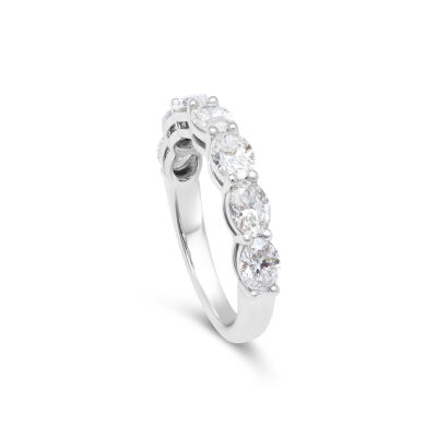 Alliance en or blanc et diamants taille ovale