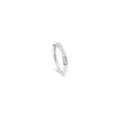 Alliance en or blanc et demi-tour, diamants taille princesse