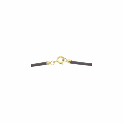 Collier sur cordon marron, fermoir en or jaune, longueur 45cm