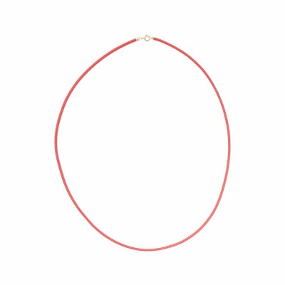 Collier sur cordon rouge, fermoir en or jaune, longueur 45cm