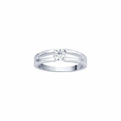 Bague en or blanc et oxyde de zirconium