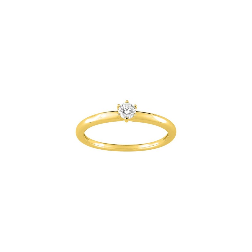 Bague en or jaune et oxyde de zirconium