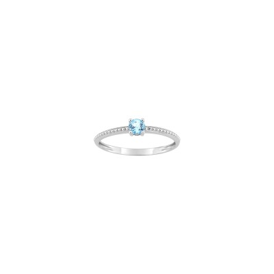 Bague en or blanc et topaze bleue