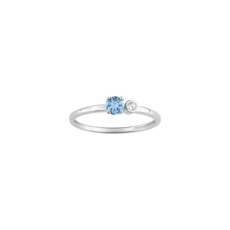 Bague en or blanc, topaze bleue et oxyde de zirconium