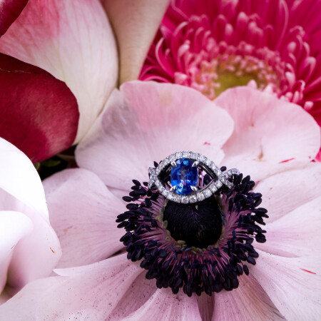 Bague en or blanc, saphir de celan ovale et diamant