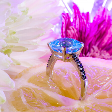 Bague en or blanc, topaze bleu et saphir bleu