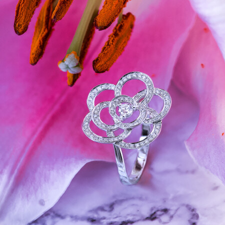 Bague fleur en or blanc et pavage diamants 