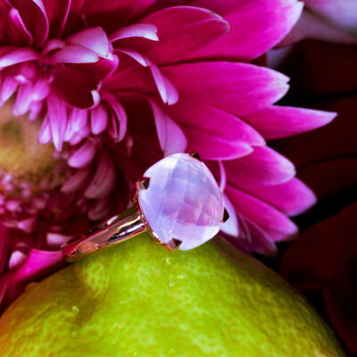 Bague en or rose cristal de roche, nacre doublet antik briolette