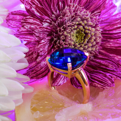 Bague en or rose topaze blue london antik briolette