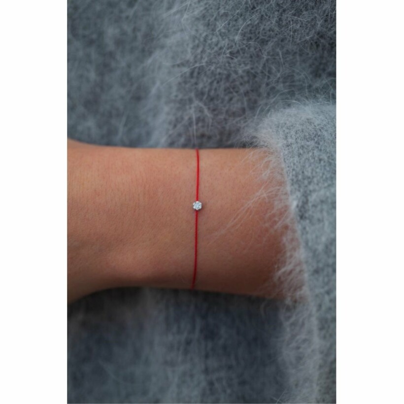 Bracelet RedLine Illusion fil rouge fluo avec diamants 0.05 ct en serti invisible, or blanc